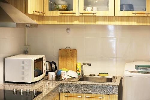 Kuchyň nebo kuchyňský kout v ubytování V Place Residence