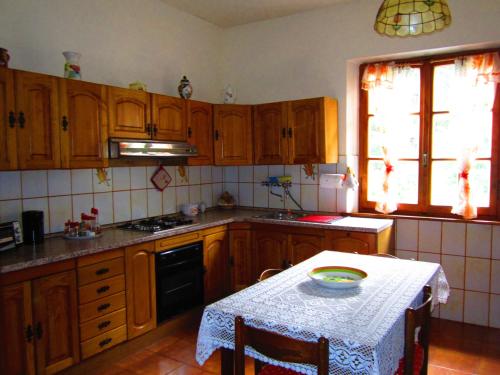 una cucina con armadi in legno e un tavolo con ciotola di Appartamento Panoramico a Montepulciano