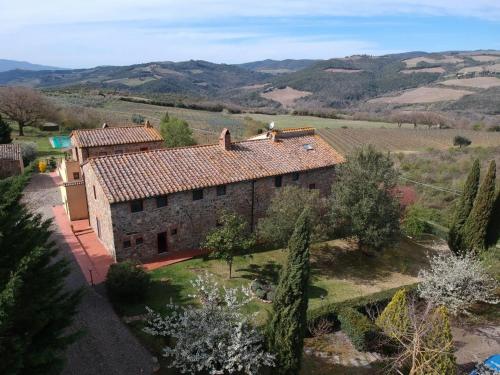 uma vista exterior de uma casa de pedra num campo em Podere Il Tigliolo em Castiglione dʼOrcia