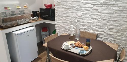 - une table avec un plateau de nourriture dans la cuisine dans l'établissement T-Room, à Tropea