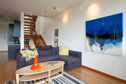 Posezení v ubytování Bridge View Loft Townhouse