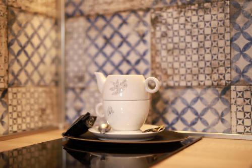 uma chávena de café sentada num prato numa mesa em Nelly apartment em Rijeka