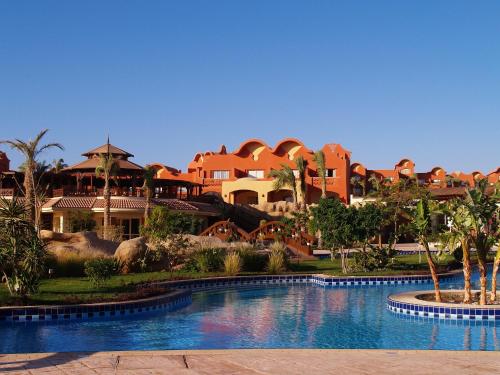 沙姆沙伊赫的住宿－Sharm Grand Plaza Resort - Families and Couples Only，度假村前方设有游泳池的度假村