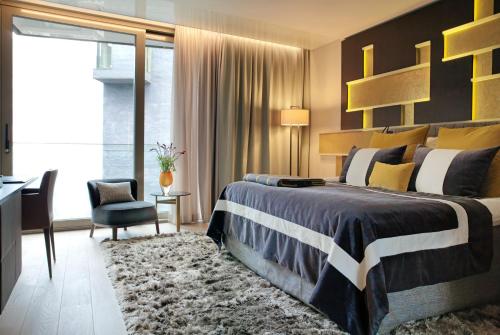 una camera con letto, scrivania e sedia di The Thief a Oslo