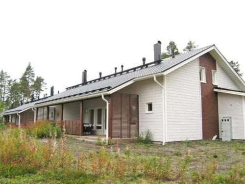 una grande casa con un bianco e un marrone di Holiday Home 4 seasons a 1 by Interhome a Lahdenperä