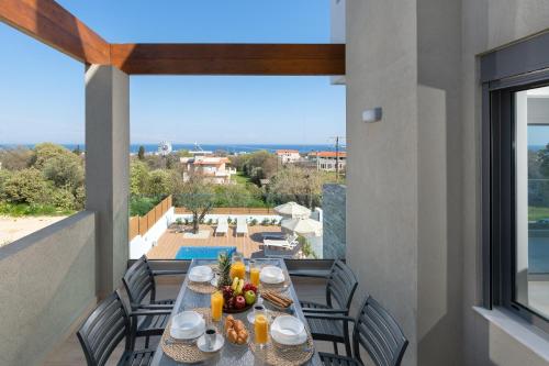 Un balcón o terraza de Terpsis Pool Villa