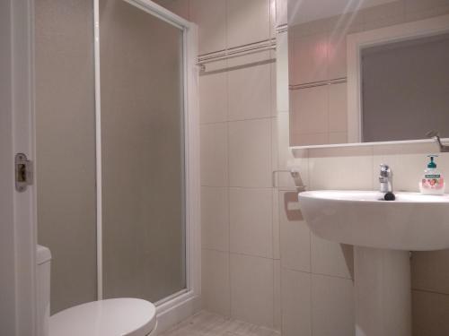 A bathroom at Sumiciu, apartamento con piscina en Llanes VUT-1656-AS