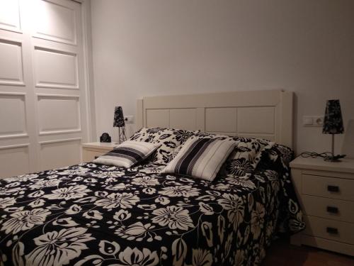 A bed or beds in a room at Sumiciu, apartamento con piscina en Llanes VUT-1656-AS