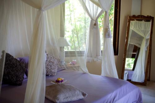 En eller flere senge i et værelse på Gaia-Oasis Beach Resort