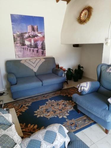 uma sala de estar com um sofá e duas cadeiras em Monte da Cruz 18 em Évora Monte