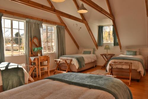 1 dormitorio con 2 camas en un ático en Hillside Cottage, en Clarens