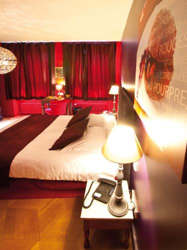 Postel nebo postele na pokoji v ubytování Le Kléber Hôtel