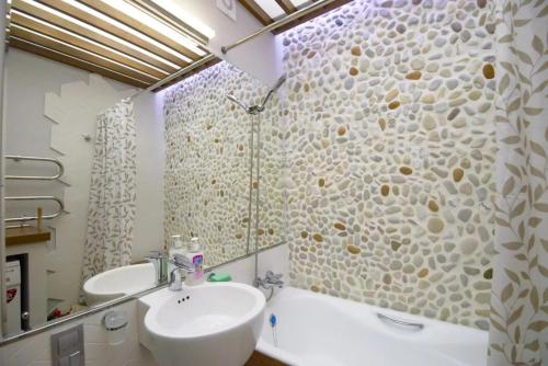 een badkamer met een wastafel, een toilet en een douche bij n-Joy Venice in Novorossiejsk