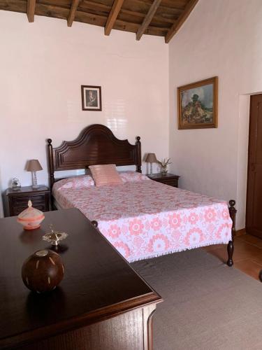 um quarto com uma cama e uma mesa em Monte da Cruz 18 em Évora Monte