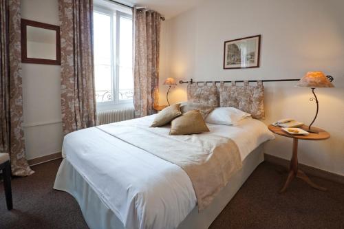 Postel nebo postele na pokoji v ubytování Le Kléber Hôtel