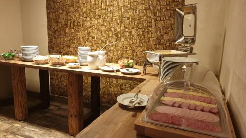 ein Tisch mit einem Buffet mit Speisen drauf in der Unterkunft Hotel 3 Gemsen in Mallnitz
