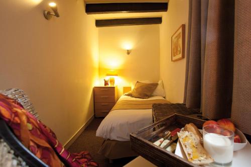 Postel nebo postele na pokoji v ubytování Le Kléber Hôtel