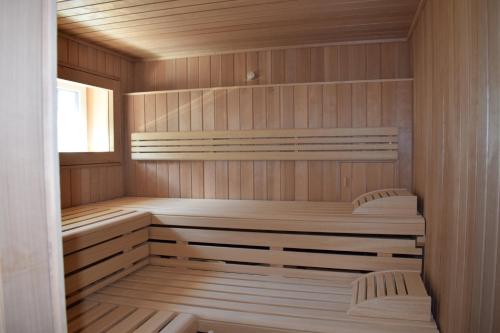 a sauna with wooden paneling and a window at Sellinkoje in Residenz Waldidyll in Ostseebad Sellin