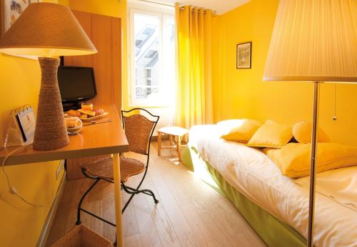 Postel nebo postele na pokoji v ubytování Le Kléber Hôtel