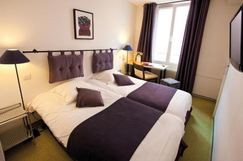 Postel nebo postele na pokoji v ubytování Le Kléber Hôtel