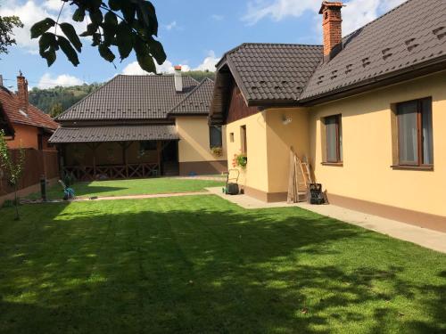una casa con un patio con césped verde en Casa Pricas, en Moieciu de Jos