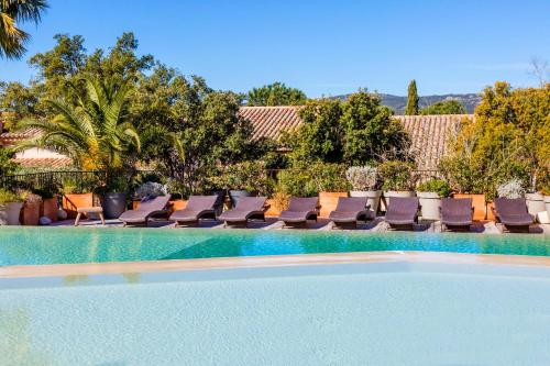 a group of lounge chairs and a swimming pool at Résidence Les Toits de Santa Giulia in Porto-Vecchio