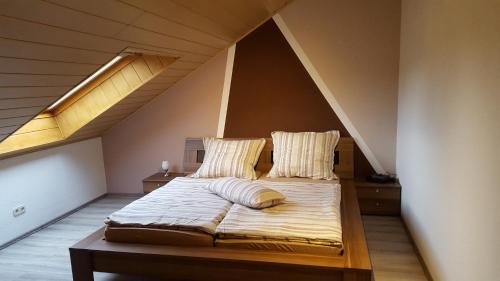 a bedroom with a bed in a attic at Zeit(t)raum Mandy in Brandy in Waldsolms