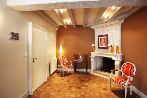 Χώρος καθιστικού στο Logis Hotel La Croix Blanche Fontevraud