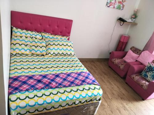 sala de estar con cama y sofá en Lelani's Comfy Condo en Isla de Mactán