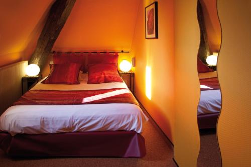 Postel nebo postele na pokoji v ubytování Le Kléber Hôtel