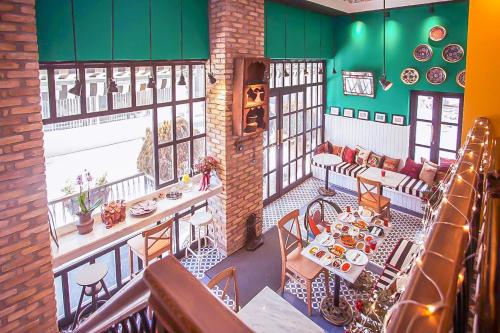 an overhead view of a restaurant with a table and chairs at Araf Hotel in Konya