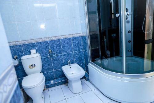 Een badkamer bij Hotel Sarvar