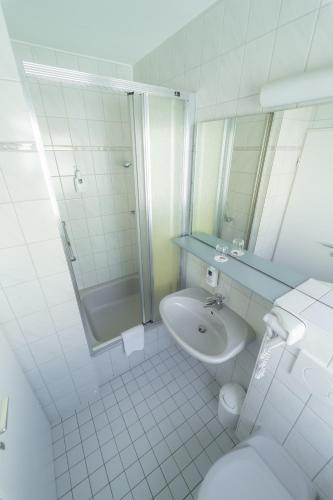 Bilik mandi di Hotel Carmen