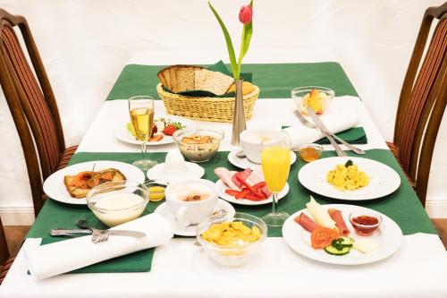 Hotel Restaurant Waldlust في هاغين: طاولة مليئة بأطباق الطعام والمشروبات