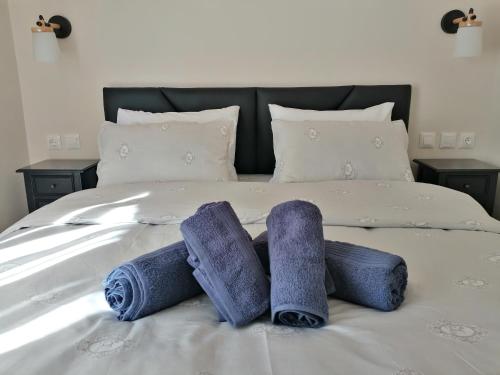 een bed met paarse handdoeken en kussens erop bij Luxurious Apartment in Veria