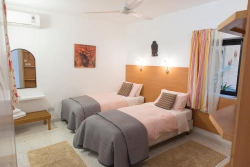 Säng eller sängar i ett rum på Sands Apartments
