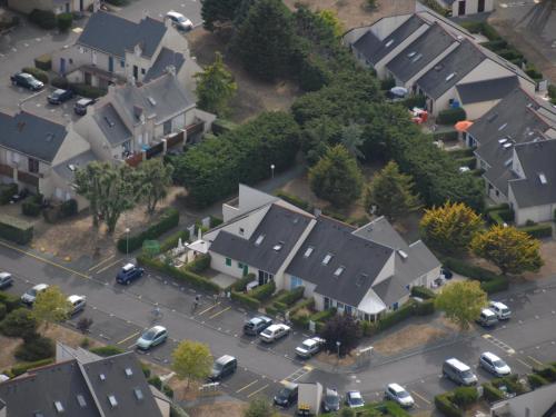 una vista aérea de las casas en un barrio residencial en Lagrange Vacances Les Maisonnettes, en Le Pouliguen