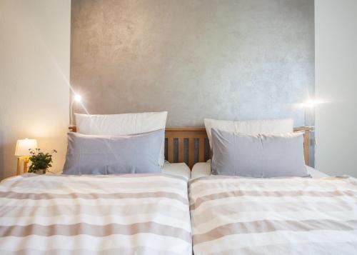 two beds sitting next to each other in a bedroom at Ferienwohnung Mia in Winterberg