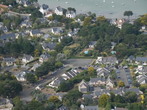una vista aérea de una ciudad con casas en Lagrange Vacances Les Maisonnettes, en Le Pouliguen