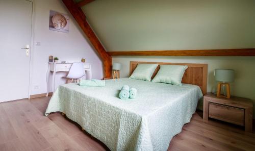 Un pat sau paturi într-o cameră la Le Verger du Mesnil
