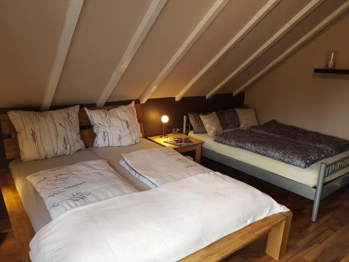 ein Schlafzimmer mit 2 Betten und einem Tisch mit einer Lampe in der Unterkunft Ferienwohnung,Über Tage in Bochum