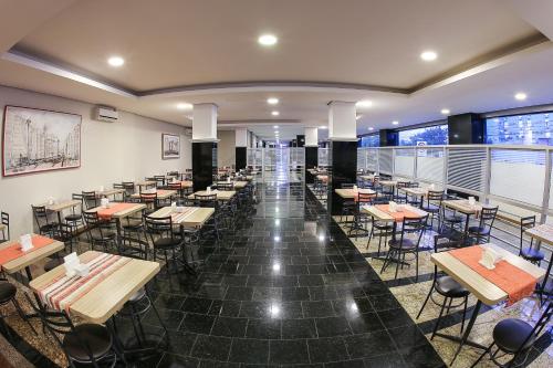 Hotel Express Rodoviária tesisinde bir restoran veya yemek mekanı