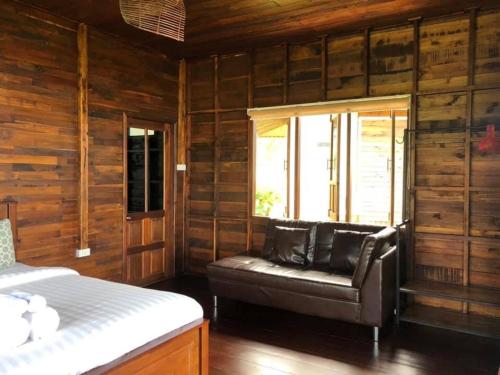 Gallery image of Itsara bungalow in Surat Thani
