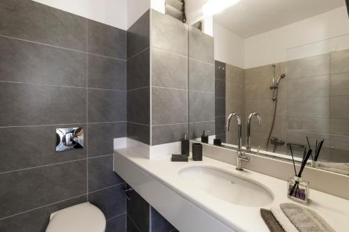 un baño con lavabo e inodoro en MIRAGE city APARTMENTS, en Rodas