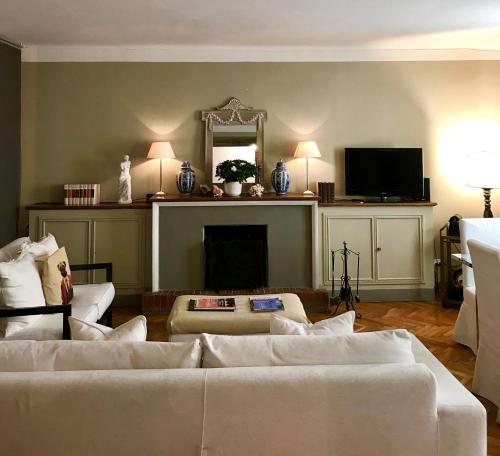 A television and/or entertainment centre at Capri Moon Guest House