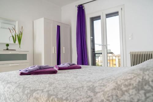 Postel nebo postele na pokoji v ubytování Coralli Pentati 1 "Dimitris Apartments"