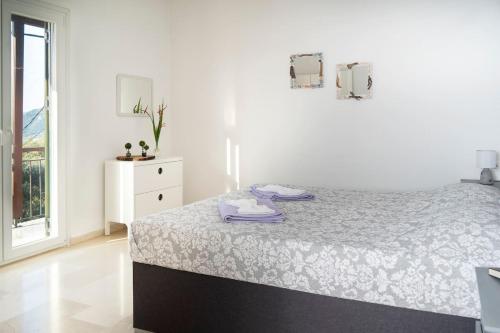 Postel nebo postele na pokoji v ubytování Coralli Pentati 1 "Dimitris Apartments"