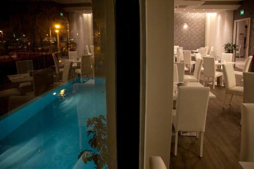 Bazén v ubytování Hotel Montecarlo - Vista Mare con Area Fitness nebo v jeho okolí