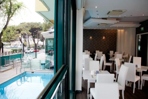Bazén v ubytování Hotel Montecarlo - Vista Mare con Area Fitness nebo v jeho okolí