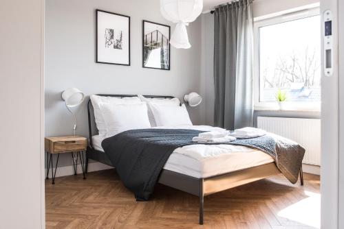 sypialnia z łóżkiem i oknem w obiekcie Apartament przy Zachodnim w Olsztynie
